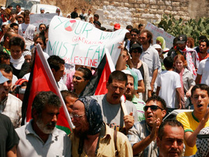 Pendudk Palestin membantah pembinaan tembok Apartheid Israel
