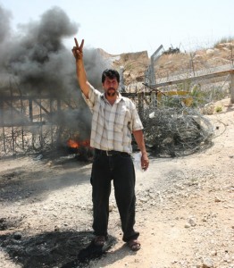 Adeeb Abu Rahme ketika berdemonstrasi berhampiran di tembok pemisah di Bilin. (Hamde Abu Rahme)
