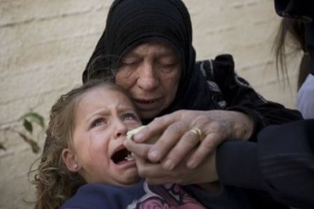 Seorang kanak-kanak Palestin menangis apabila terpaksa keluar dari rumahnya setelah tentera Israel menyembur gas pemedih mata ke dalam rumah berkenaan, dengan harapan keluarga malang itu meninggalkan rumah untuk dirobohkan oleh Yahudi.