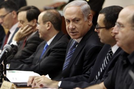 Netanyahu ketika mempengerusikan sesi kabinet, September 2010