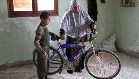 Ayyoub dan ibunya bersama basikal yang diterima beberapa hari sebelum dibunuh