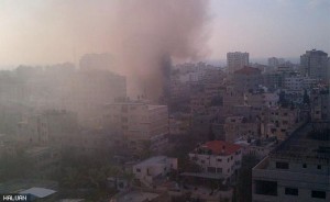 Kepulan asap dari bangunan meda Shuruq di Gaza, setelah diserang oleh jet tentera Zionis buta kali kedua. (Foto : Al Jazeera)