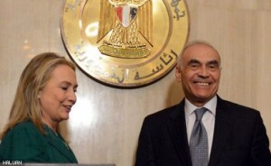 Menteri Luar Mesir Mohammed Kamel Amr (kanan) bersama Setiausaha Negara Amerika Hilary Clinton (kiri) selepas mengumumkan genjatan senjata.