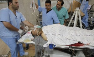 Petugas perubatan Palestin merawat mereka yang tercedera di sebuah hospital di Gaza City