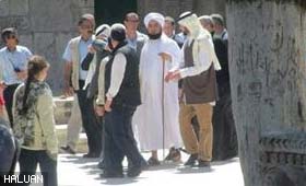 Habib Ali Jafri (berjubah putih) mengunjungi Masjid Al-Aqsa dengan kawalan keselamatan oleh Zionis Yahudi