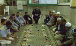 Jamaah masjid bersarapan bersama relawan HALUAN
