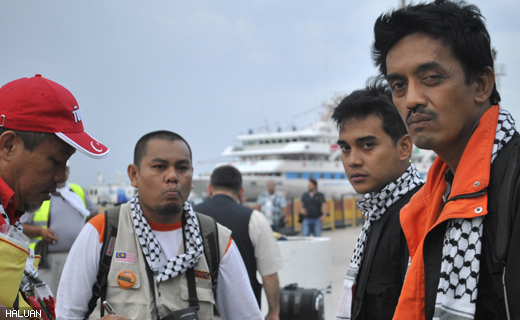 Para aktivis bersiap sedia untuk menaiki Mavi Marmara yang sedang berlabuh di Antalya, menuju ke perairan antarabangsa Mediterranean.