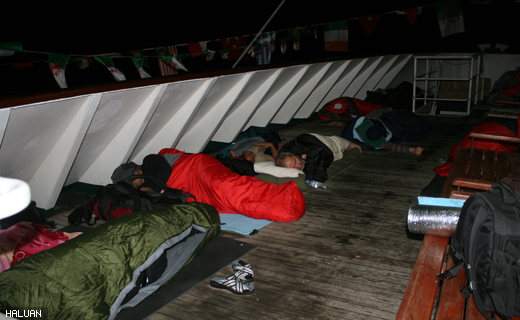 Para relawan sanggup meninggalkan kemewahan dan kesenangan, tidur hanya di atas lantai laluan dan berbumbungkan langit gelap dalam kesejukan bayu Mediterranean.