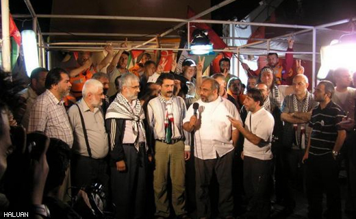 Bullent Yildirim (memegang mikrofon) mengadakan lintas langsung mendesak supaya Zionis menghentikan serangan.