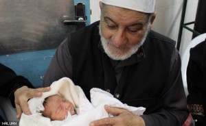 Marwa, anak Melayu pertama di Gaza bersama datuknya. Semoga ikatan Tanah Melayu dan Palestin bertambah erat lagi.