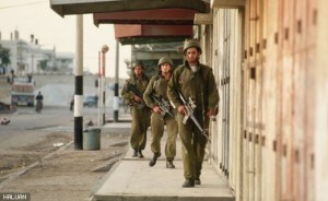 Gambar Hiasan – askar-askar Yahudi mengawal di Bandar Gaza, 1993.