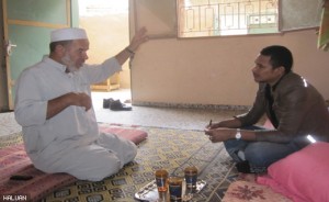Penulis (kanan) mendengar cerita-cerita pengalaman Sheikh Jamaal (kiri)