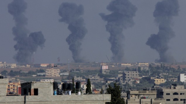 Kepulan asap tebal selepas serangan tentera Zionis ke atas kawasan Lapangan Terbang Antarabangsa Gaza di Rafah.