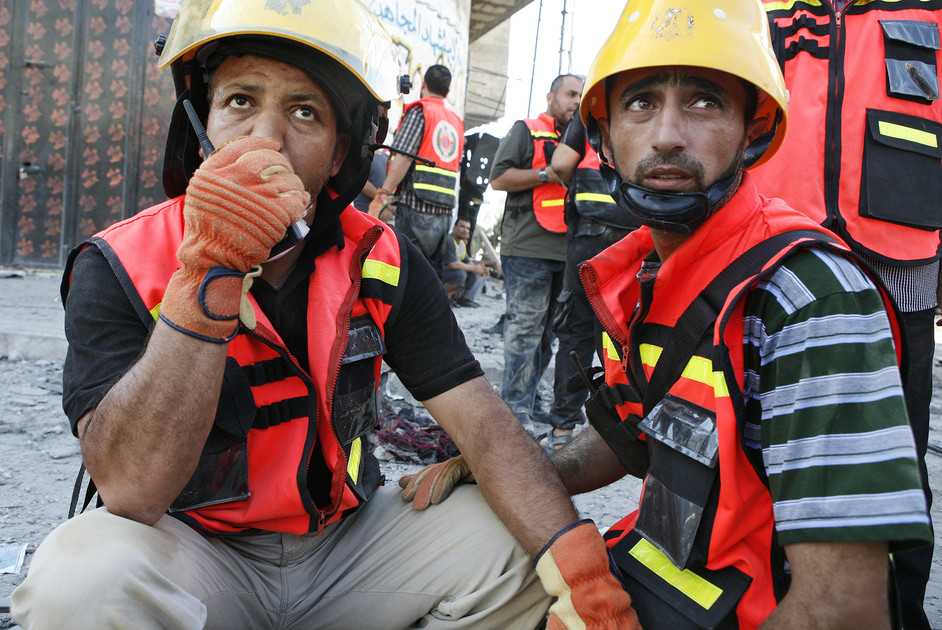 23 Julai - Relawan pertahanan awam cuba mencari dan menyelamatkan mayat di bawah runtuhan rumah di Shujaiya ketika gencatan senjata.