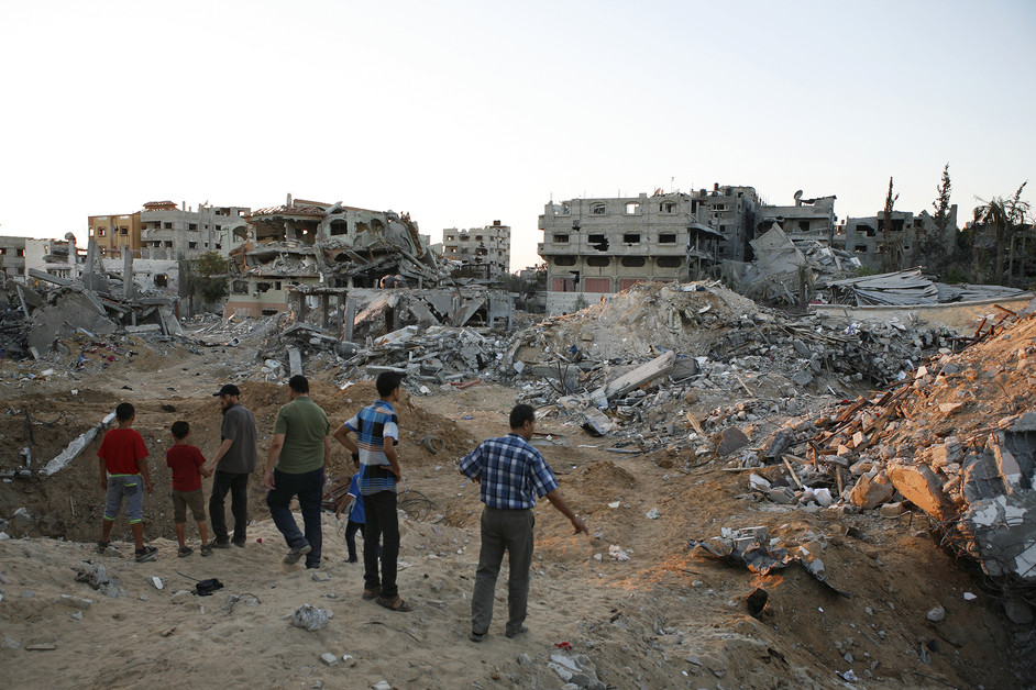 12 Ogos - Penduduk Gaza melihat kerosakan di Shujaiya ketika gencatan senjata.