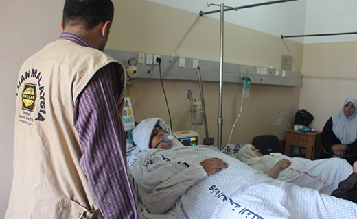 Relawan HALUAN menyampaikan bantuan kepada mangsa serangan di Hospital As-Shifa.