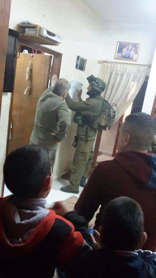 Keluarga al-Najjar dikumpulkan di dalam satu bilik sementara rumah mereka di geledah.