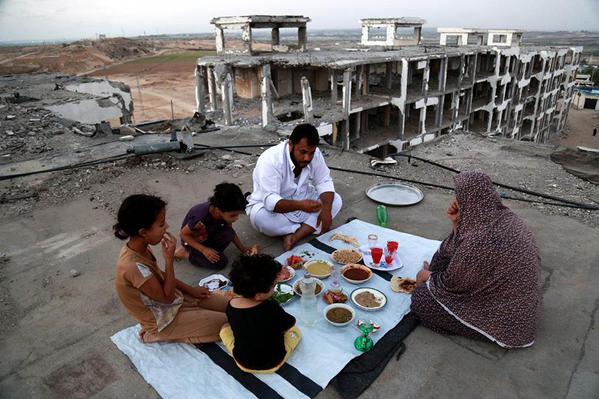 Keluarga di Gaza berbuka puasa dalam keadaan rumah mereka masih musnah.