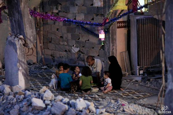 Keluarga di Gaza berbuka di bawah runtuhan.