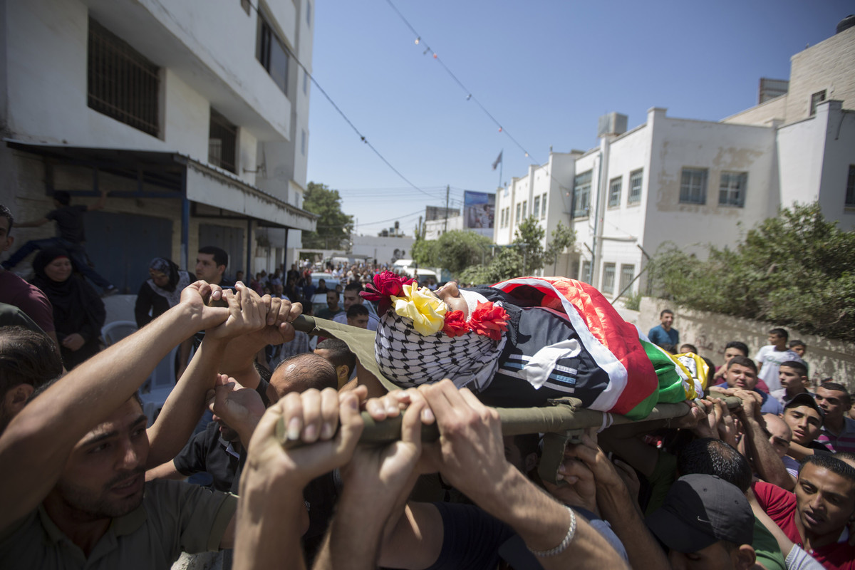3 Julai - Jenazah Muhammad al-Kasbeh, 17 tahun, diusung ke tanah perkuburan di kem pelarian Qalandiya di Ramallah. Kolonel tentera Zionis, Yisrael Shomer, menembak dan membunuh remaja tersebut ketika beliau sedang melarikan diri, sebagaimana dibuktikan oleh rakaman kamera keselamatan.