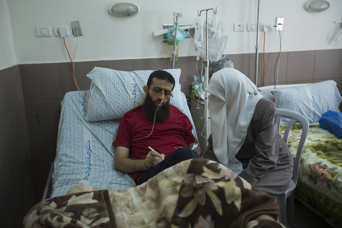 16 Julai - Khader Adnan yang menjalankan mogok lapar selama 55 hari dalam tahanan penjara Zionis, di rawat di hospital Makassed di Al-Quds Timur dengan ditemani isterinya Randa, beberapa hari selepas dibebaskan.