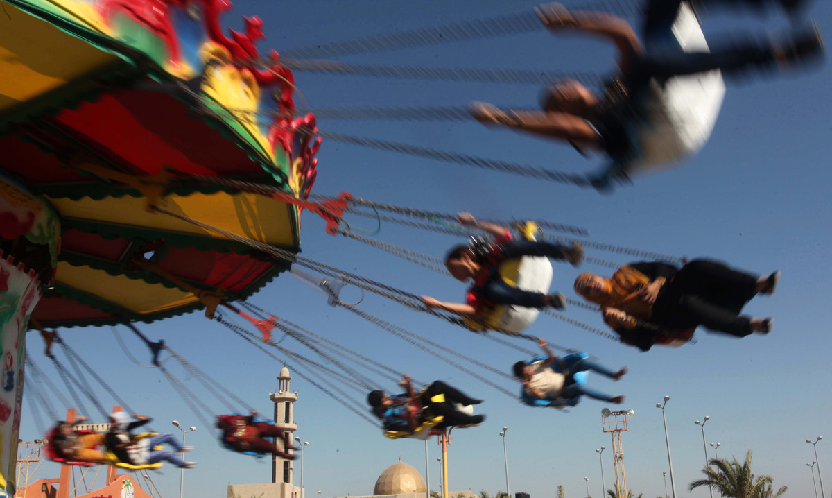 19 Julai - Penduduk Gaza di taman rekreasi pada hari raya Aidilfitri.