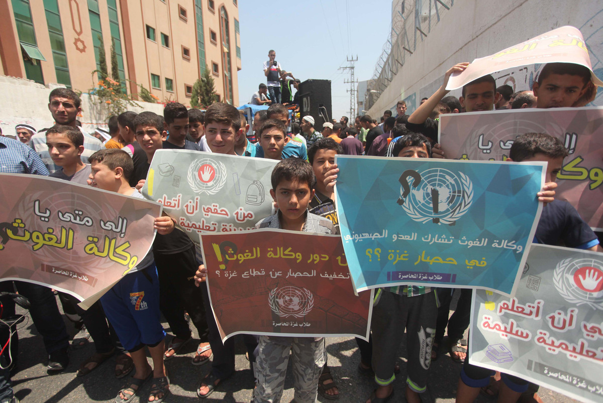 26 Julai - Penduduk Palestin memprotes keputusan UNRWA menghentikan khidmat mereka di Gaza. Bulan lalu, UNRWA memberi amaran bahawa kekurangan dana sebanyak US$101juta memaksa mereka menangguhkan sesi persekolahan di 700 buah sekolah yang menempatkan setengah juta pelajar di sekitar Timur Tengah.