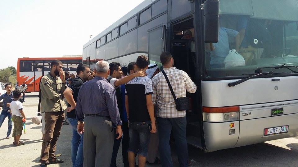 Menaiki bas untuk ke pintu lintasan di kawasan Mesir.