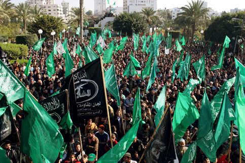 Ribuan penduduk Palestin menghadiri perhimpunan anjuran Hamas di Bandar Gaza selepas pengumuman gencatan senjata oleh Israel, 20 Januari 2009 (Mohamed Al-Zanon/MaanImage)