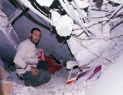 Ahmed Abdel di dalam runtuhan rumahnya