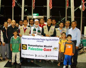 Relawan HALUAN bergambar sebelum berlepas ke Gaza
