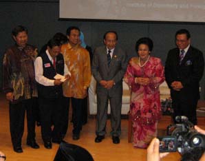Presiden HALUAN, Prof Madya Dr Abdullah hadir menerima cek bantuan oleh Wisma Putra