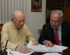 Ben Zion Netanyahu, kiri, bersama anaknya Benjamin, Perdana Menteri Israel