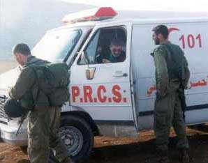 Tentera Israel memeriksa sebuah ambulan Palestin
