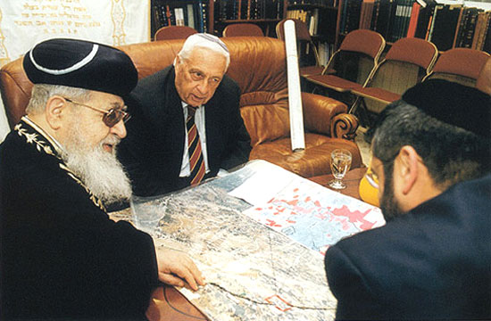 Ovaria bersama bekas Perdana Menteri Israel dari Parti Likud, Ariel Sharon