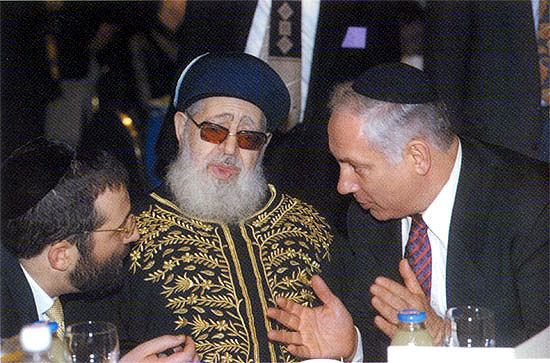 Ovaria bersama Perdana Menteri Israel Banjamin Netanyahu dan Menteri Dalam Negeri Israel, Aryeh Deri
