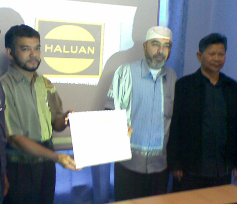 Majlis penyerahan sumbangan masyarakat Malaysia kepada Sheikh Ziad Al-Qisyawi (dua dari kanan) di Kuala Lumpur pada 16hb Mei
