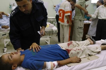 Seorang pegawai polis bercakap kepada kanak-kanak yang tercedera di Hospital Nasser, Khan Younis pada 6 September