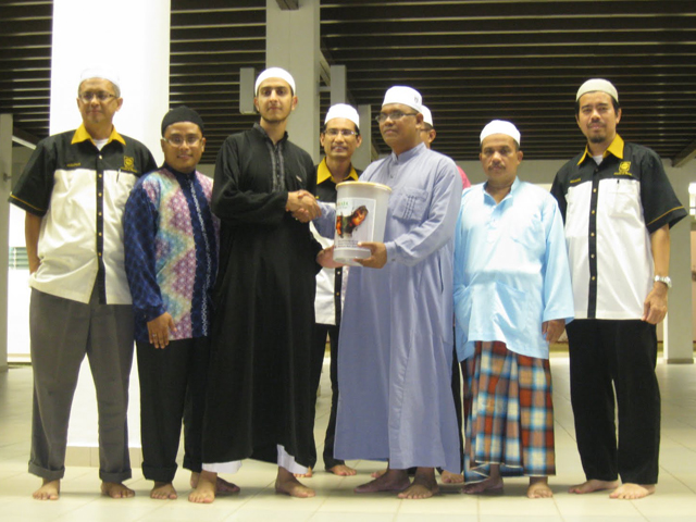 Imam Suhaib menerima sumbangan untuk bantuan Palestin di Melaka