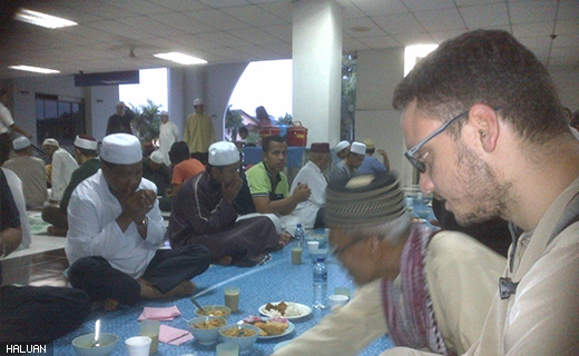 Suasana Iftar di Masjid BBU