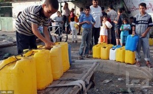 Gambar Hiasan - Kanak-kanak beratur untuk mendapatkan bekalan air di kem pelarian Khan Younis, Gaza