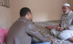 Sheikh Jamaal (kanan) menceritakan pengalaman rakyat Gaza hidup dalam sekatan