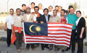 12 relawan Malaysia disambut oleh para pegawai kedutaan Malaysia di Jordan sejurus selepas dibebaskan dari penjara Israel dan tiba di sempadan.