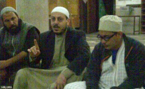 Syeikh Salim (tengah) berhujjah