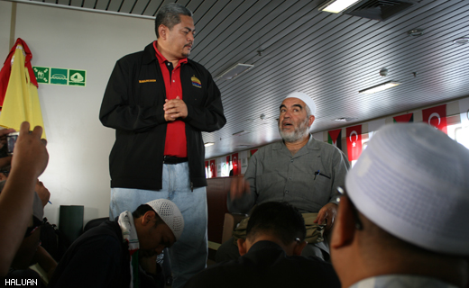 Para relawan Malaysia dan Indonesia mengambil kesempatan meraih ilmu dan pengalaman dari ulamak-ulamak yang turut belayar, antaranya Sheikh Raed Salah.