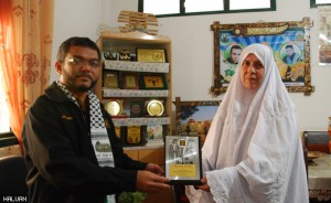 Head of HALUAN Palestinian Bureau, Dr Syed Muhammad Haleem (left), visited Ummu Nidal at her residence in Gaza in 2012.