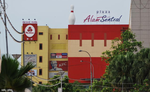 Plaza Alam Sentral menempatkan pusat membeli belah dan hiburan.