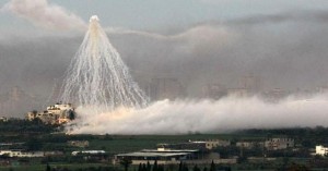 Beginilah cara tentera Zionis Israel menabur bom fosfor putih ke atas penduduk Gaza. (Foto: Kawther Salam)