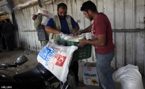 Penduduk Gaza mengambil bantuan makanan di gudang UNRWA di Kem Pelarian Rafah, selatan Gaza.