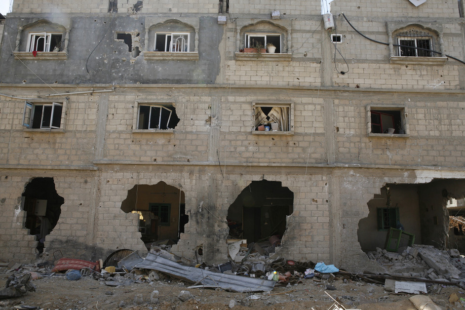 3 Ogos - Sebuah rumah di Khuza'a yang menjadi mangsa serangan sengit di peringkat awal tentera darat Zionis memasuki Gaza. Kawasan ini tidak dapat dimasuki penduduk Gaza sehinggalah akhir bulan Julai.